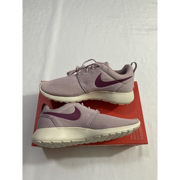 New Women’s Size 8.5 Plum Nike Roshe One Running Shoes 844994 501 - Picture 4 of 10